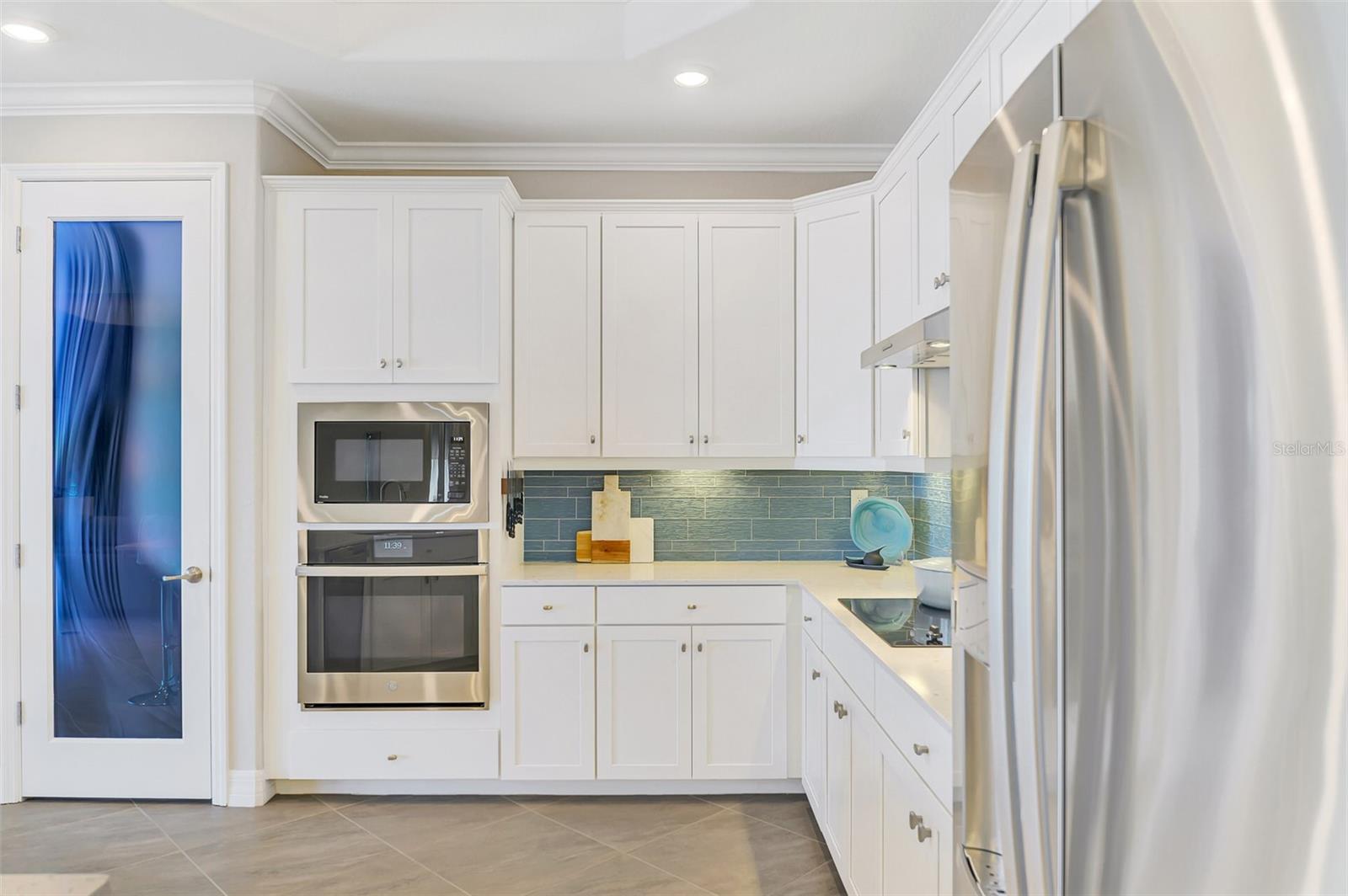 23423 WAVERLY CIR — photo 34