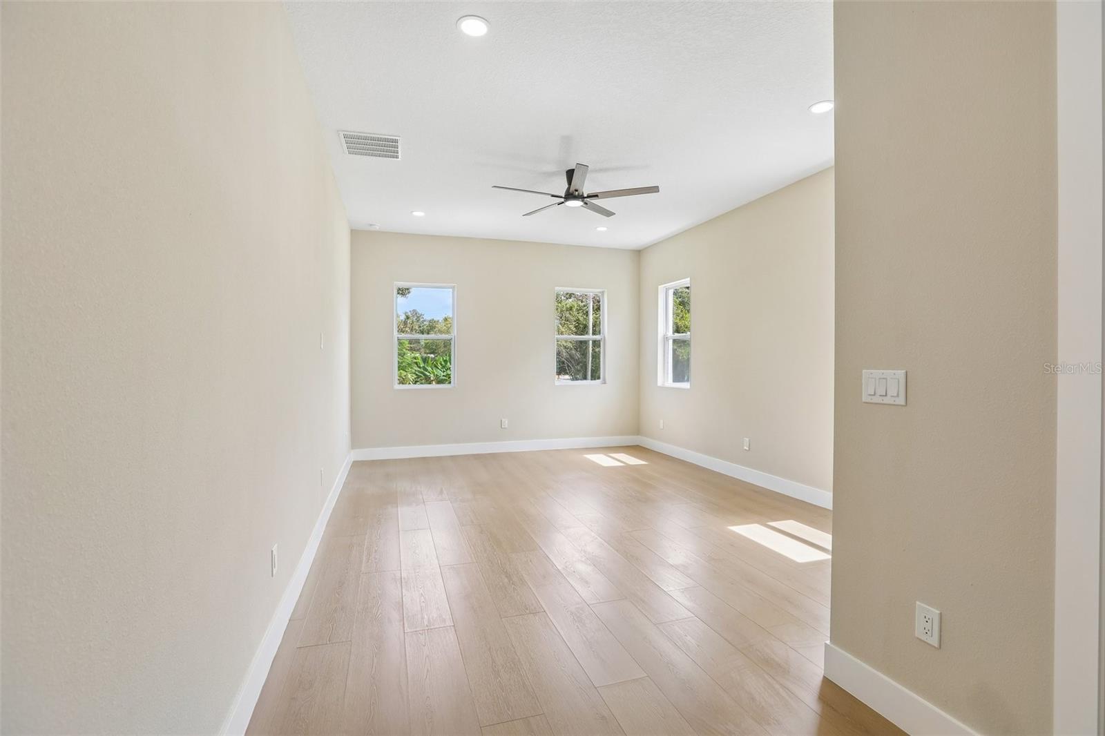 806 LAMONT PL — photo 28