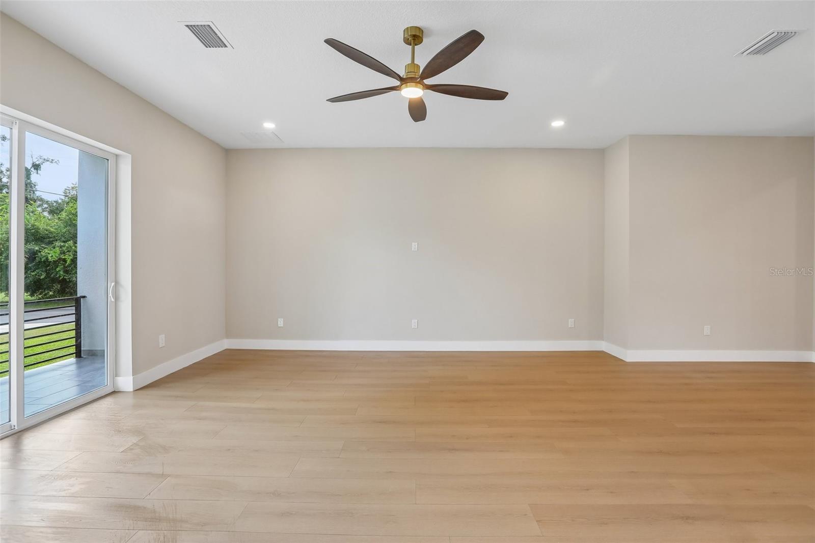 806 LAMONT PL — photo 9