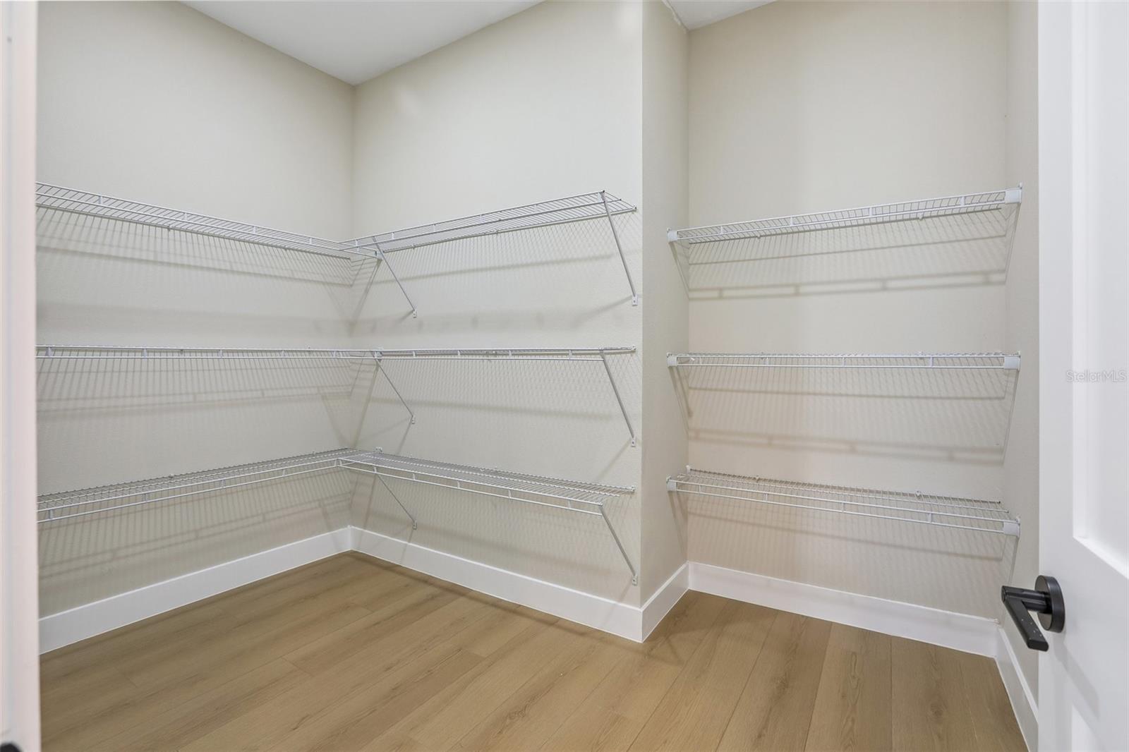 806 LAMONT PL — photo 34