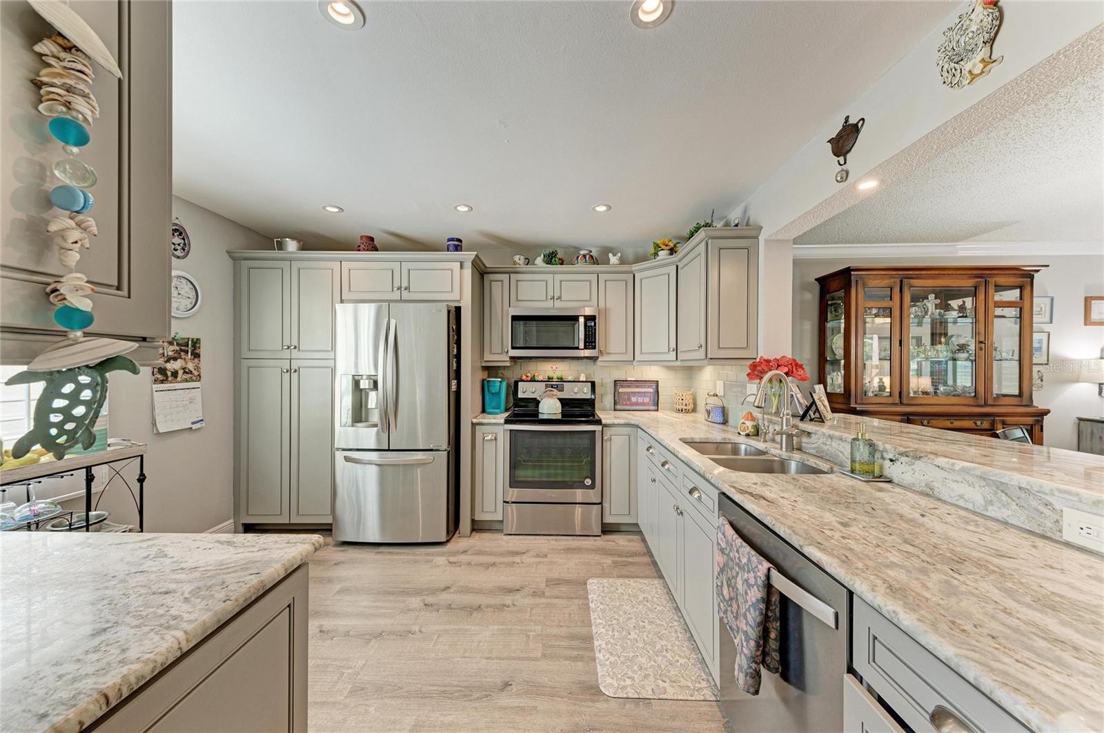 812 SPRING LAKES BLVD. — photo 16