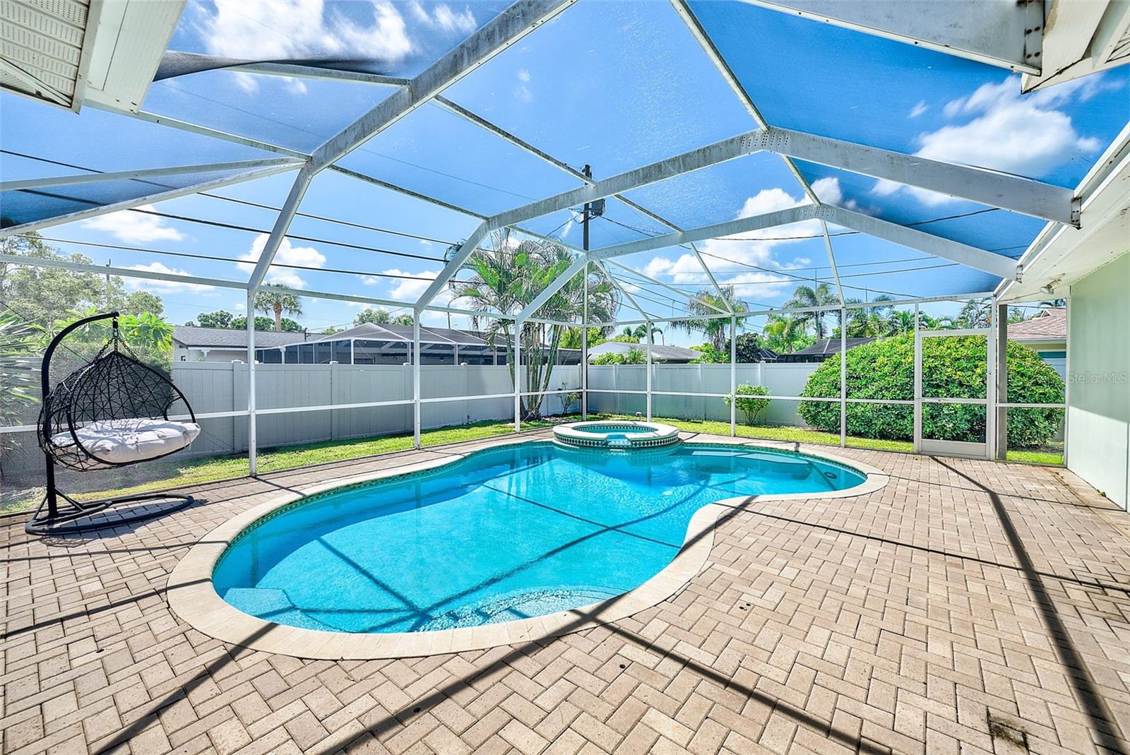 809 JACARANDA DR — photo 2