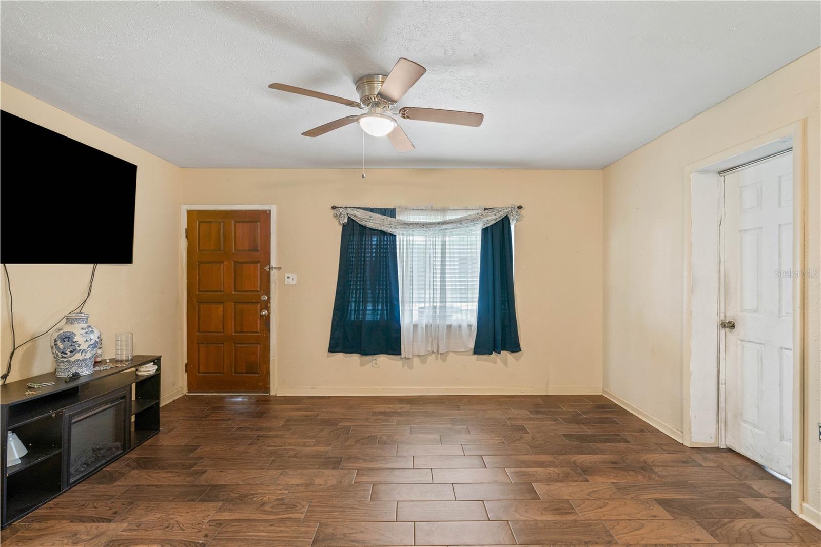 5217 PEACH AVE — photo 20