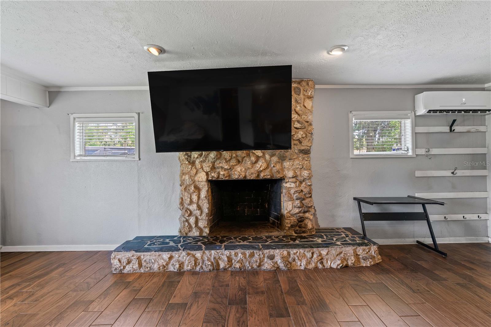 5217 PEACH AVE — photo 28
