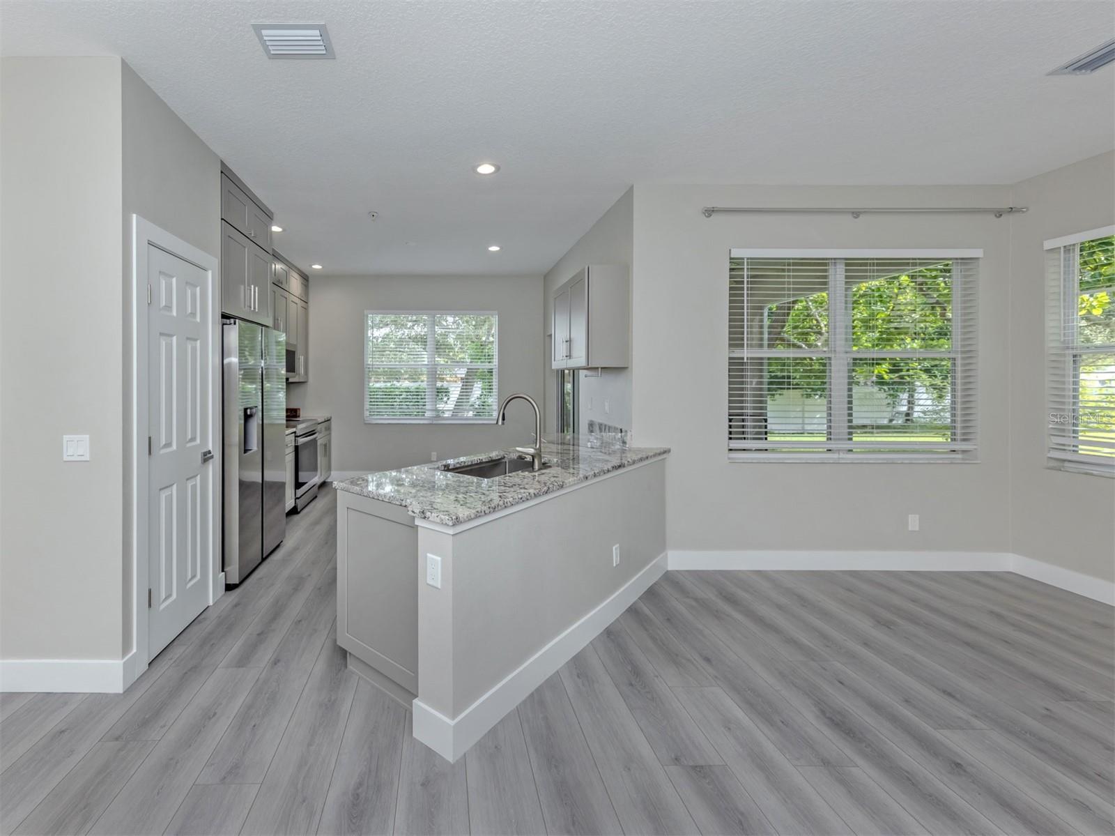3941 YELLOWSTONE CIR — photo 12