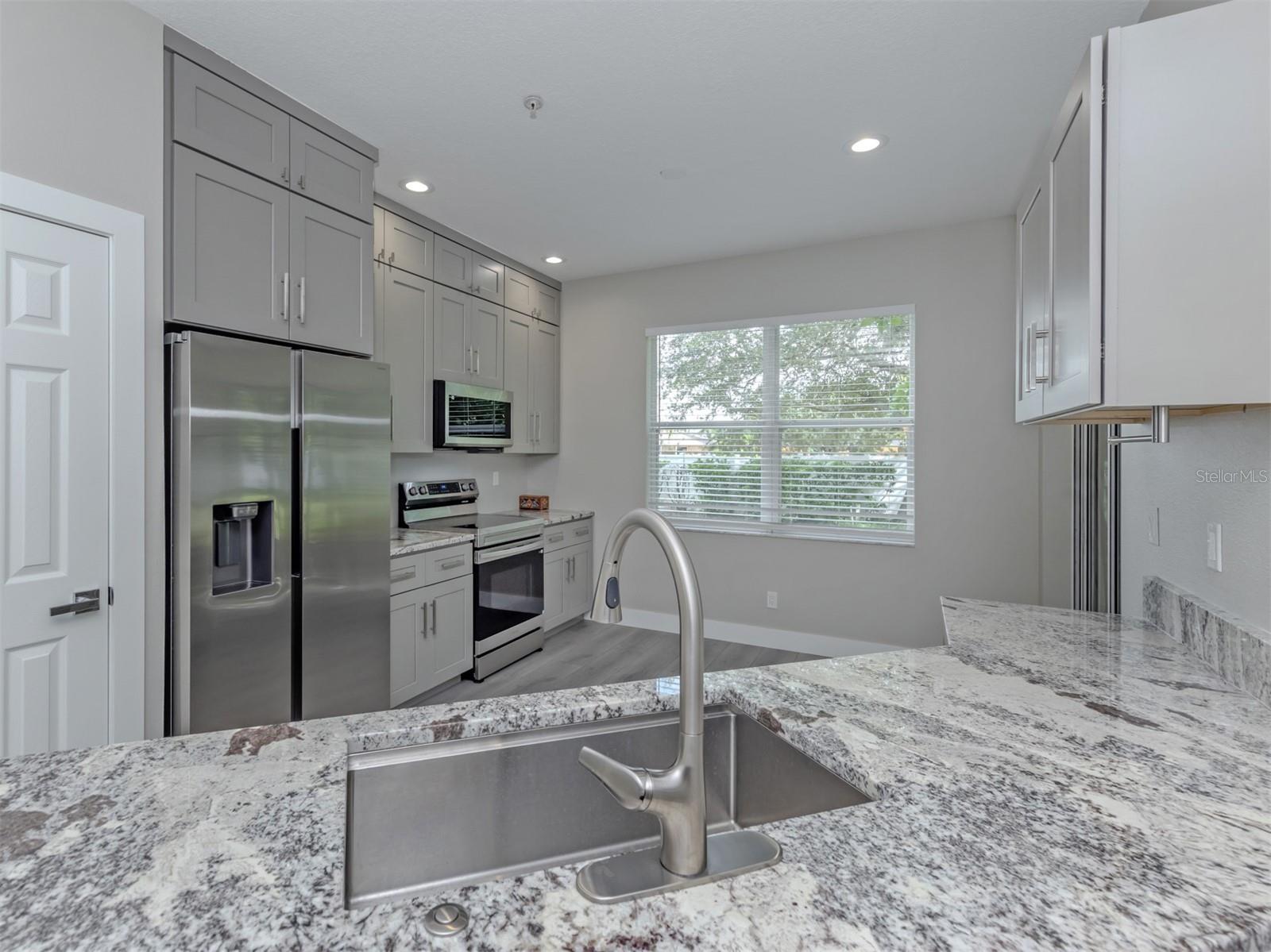 3941 YELLOWSTONE CIR — photo 13