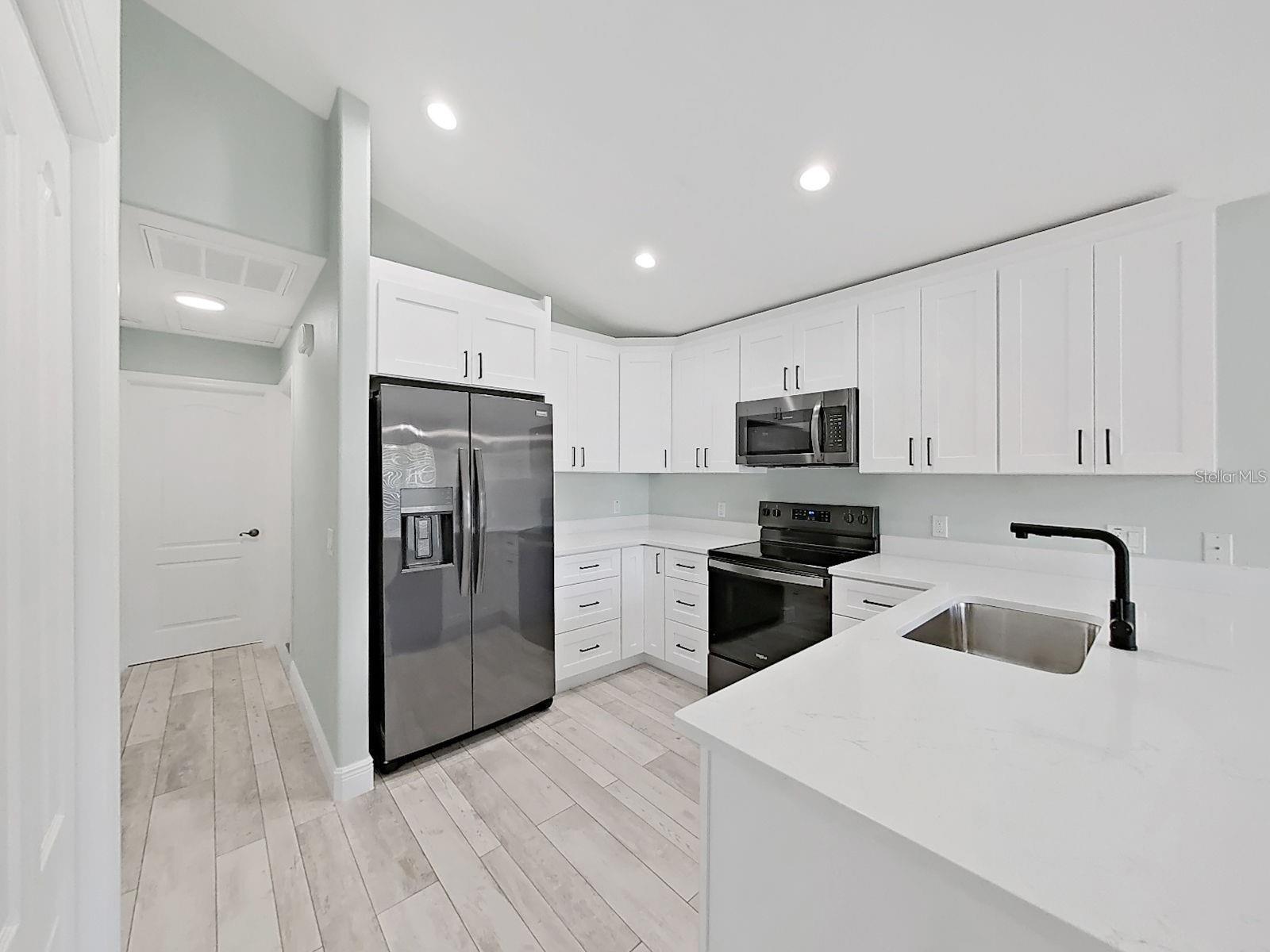1025 LAKE AVOCA PL — photo 2