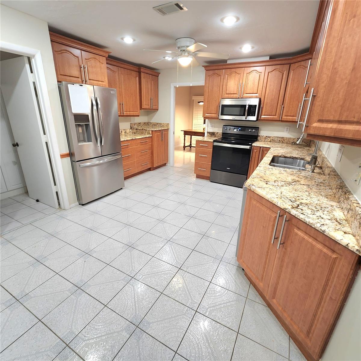 49 SANDSTONE CIR — photo 3