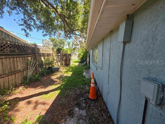 324 GOLDEN SANDS DR — photo 15