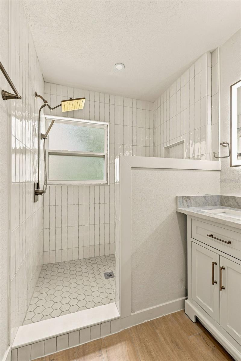 3946 HELENA ST NE — photo 20