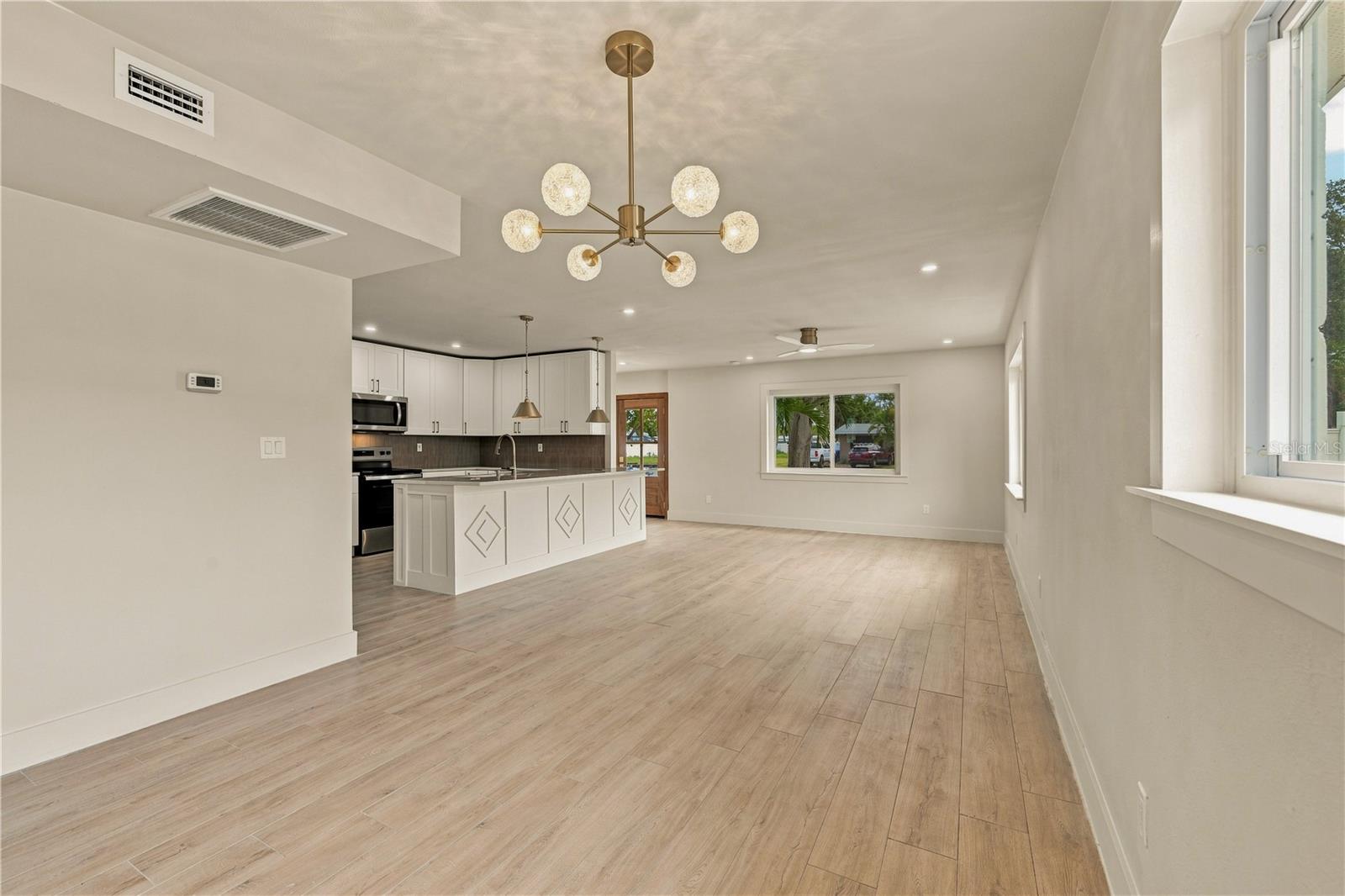 3946 HELENA ST NE — photo 11