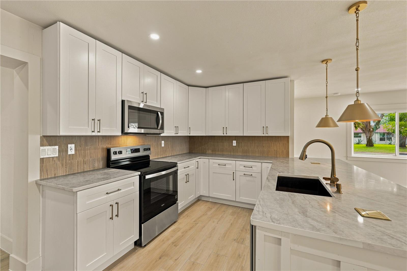 3946 HELENA ST NE — photo 8