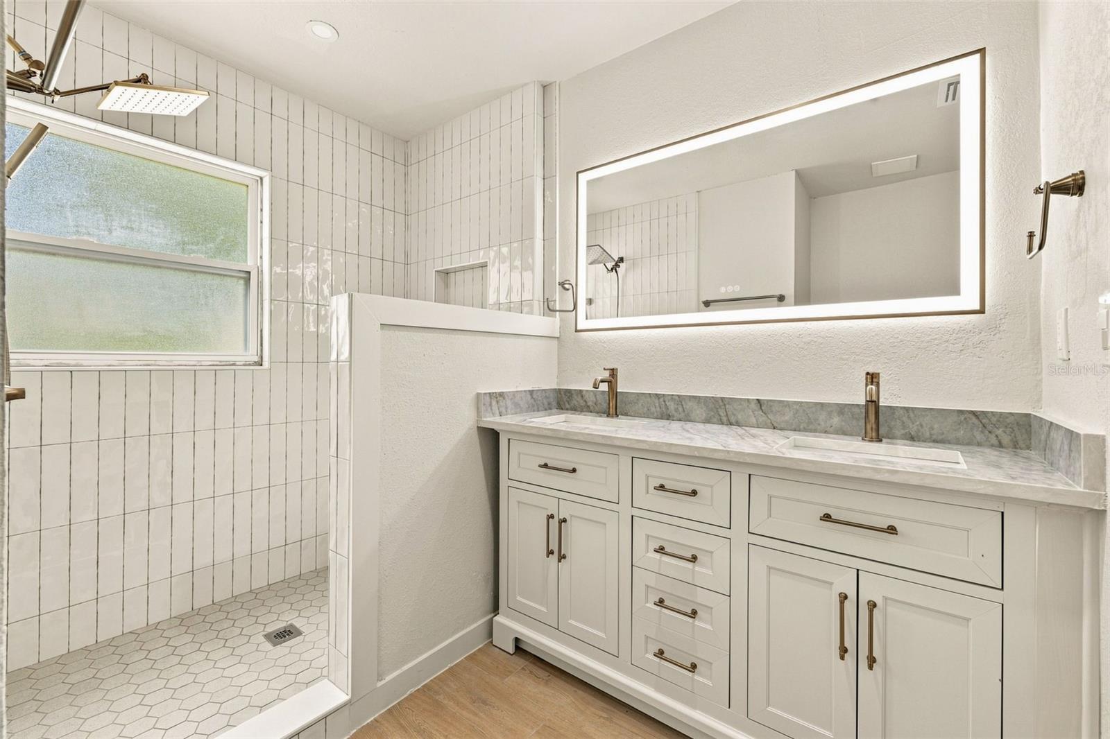3946 HELENA ST NE — photo 19