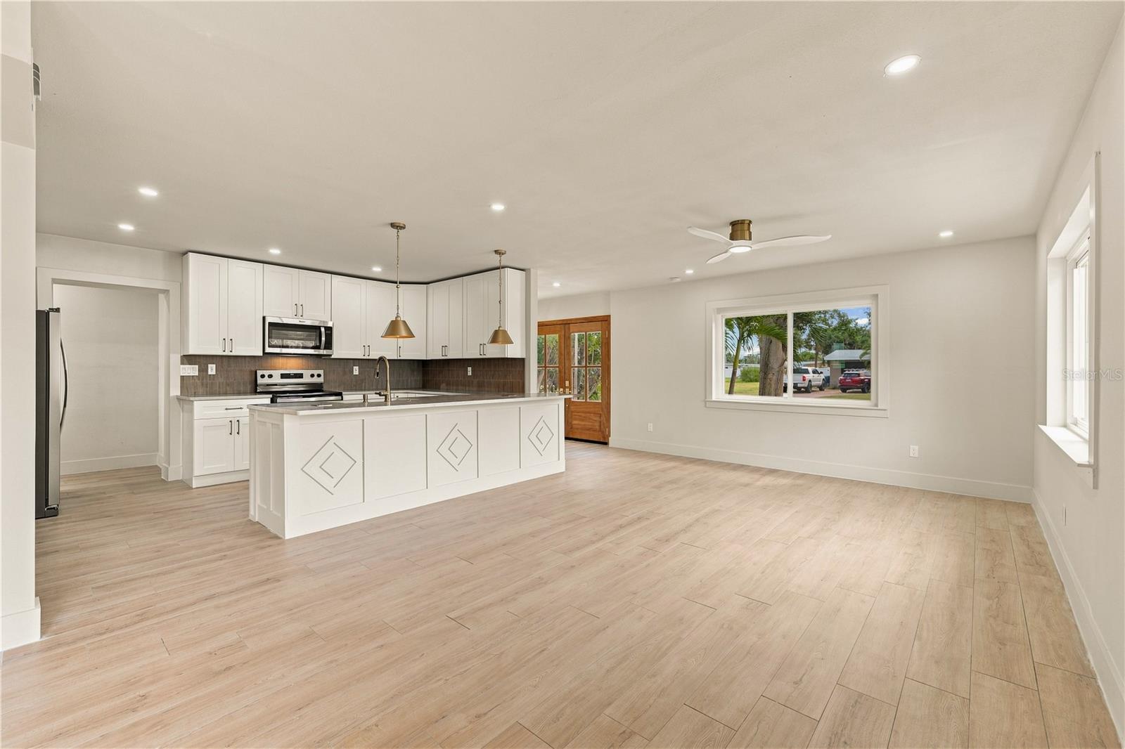 3946 HELENA ST NE — photo 12