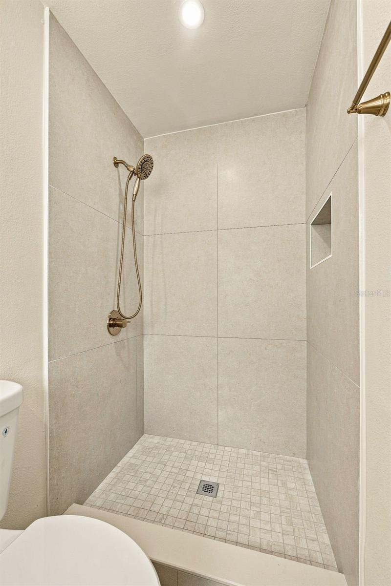 3946 HELENA ST NE — photo 23