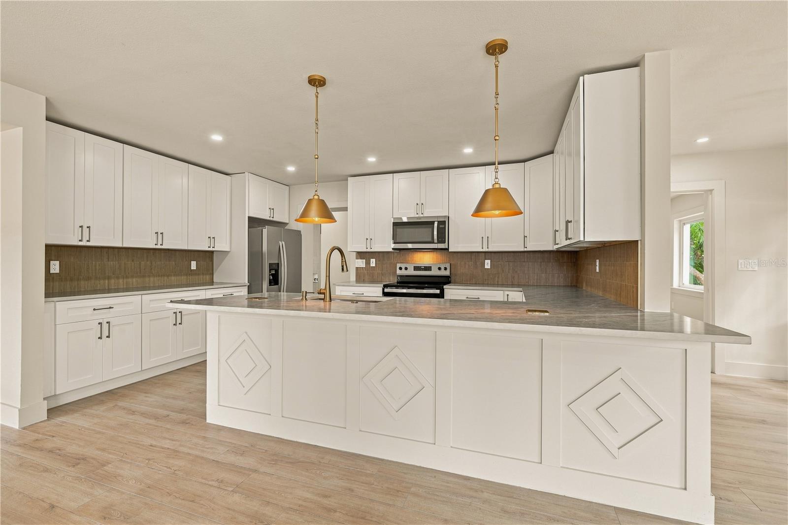 3946 HELENA ST NE — photo 10