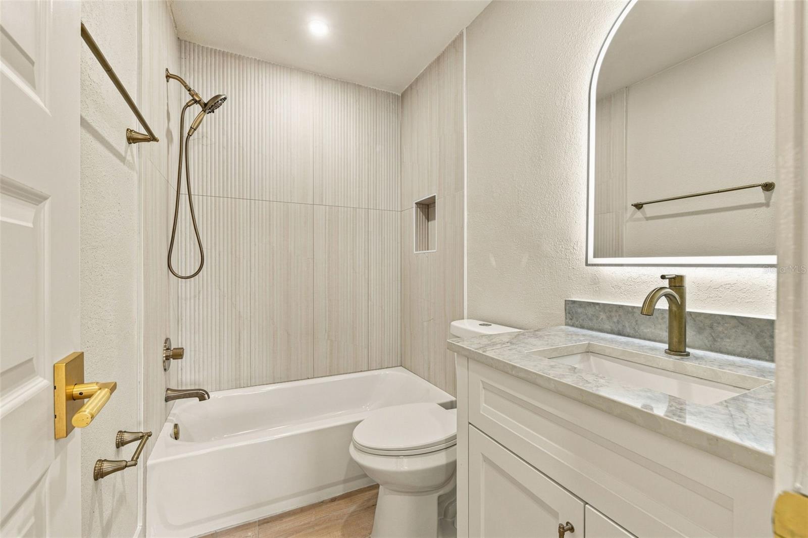 3946 HELENA ST NE — photo 25