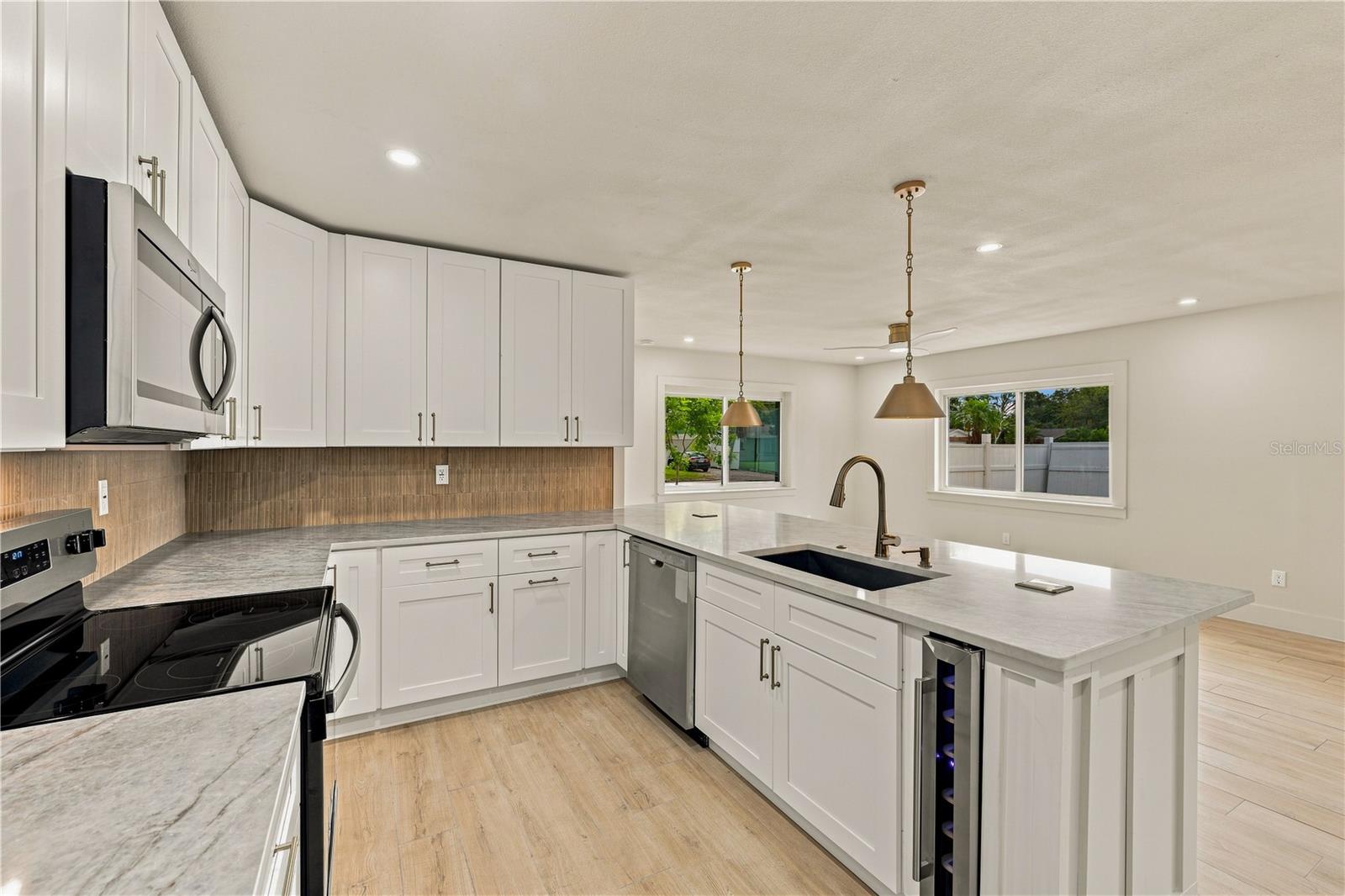 3946 HELENA ST NE — photo 7