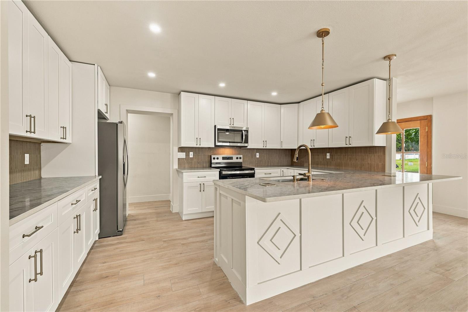 3946 HELENA ST NE — photo 9