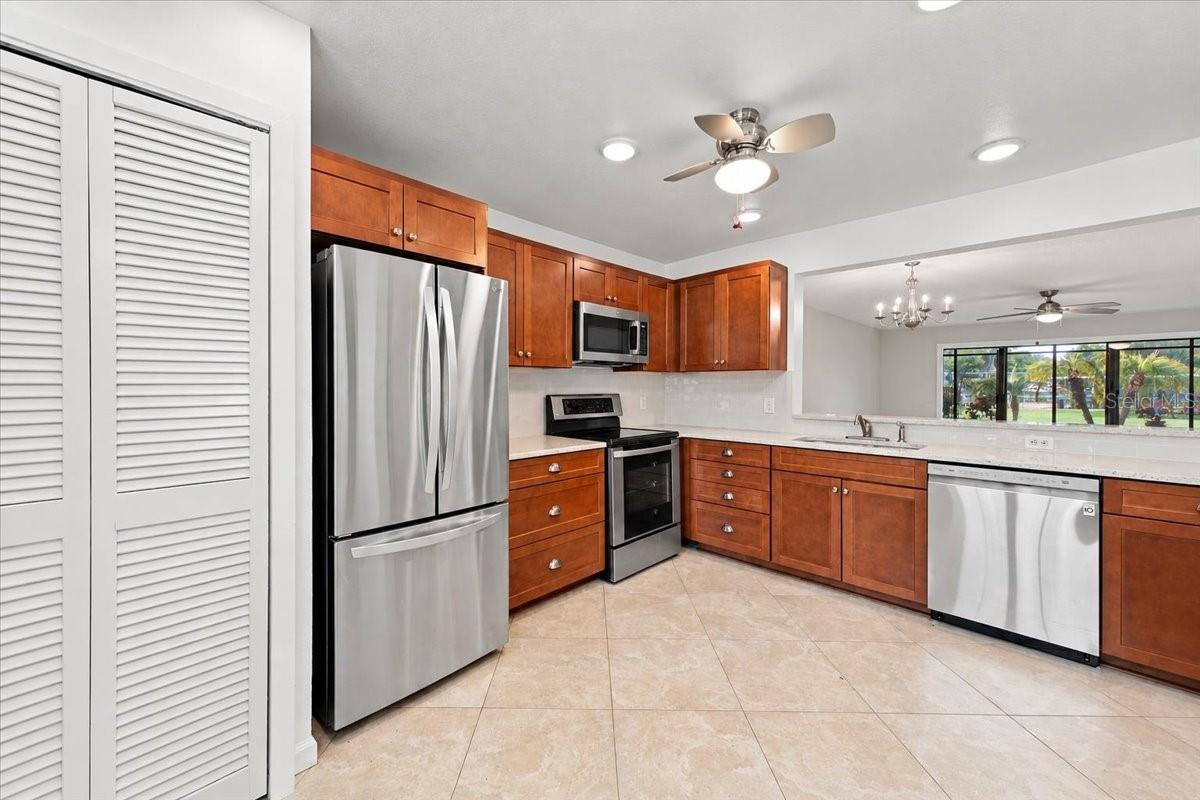 411 PALM TREE DR #411 — photo 6