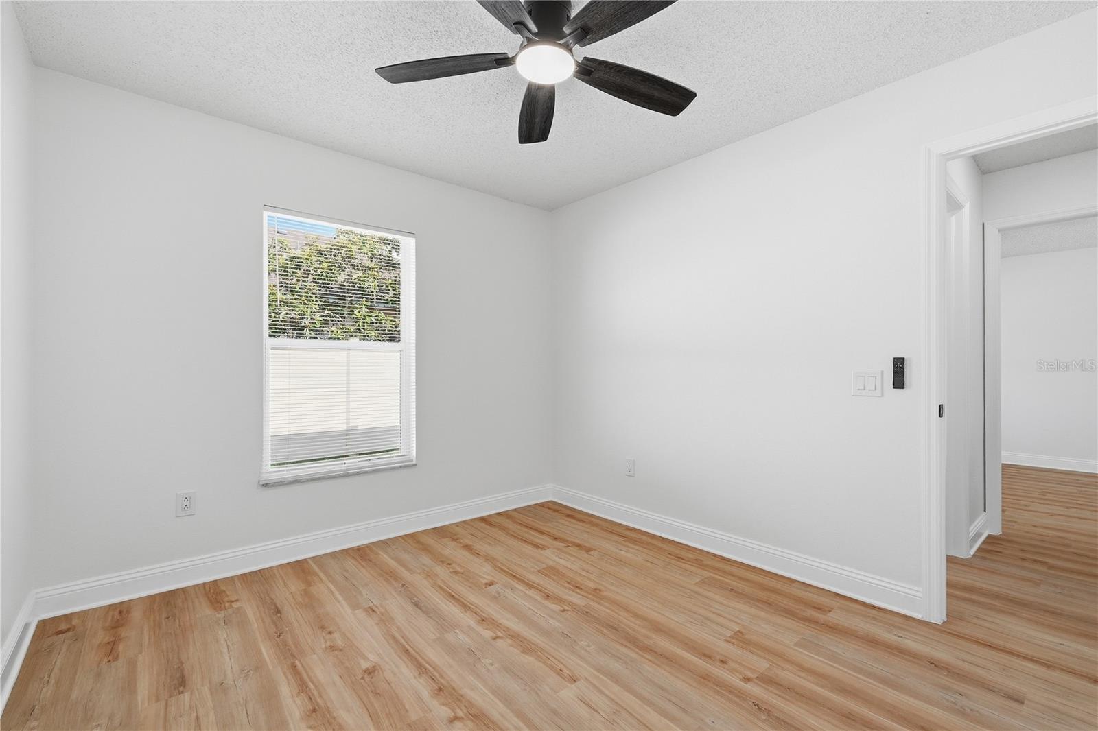 22536 LAURELDALE DR — photo 18