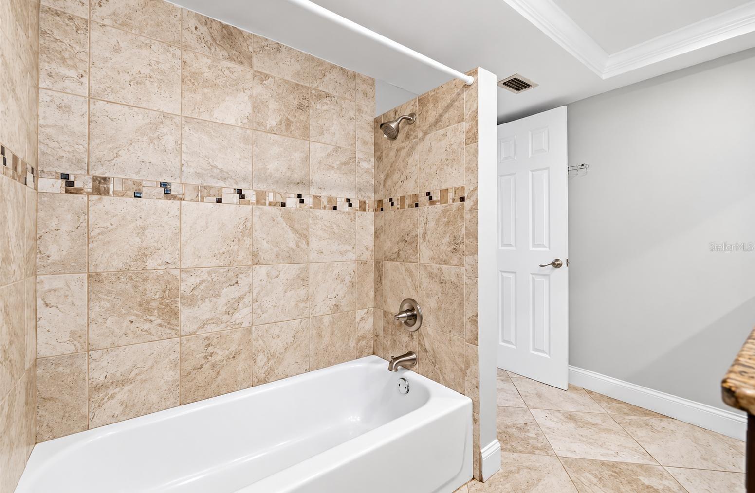 4018 CASHMERE DR — photo 17