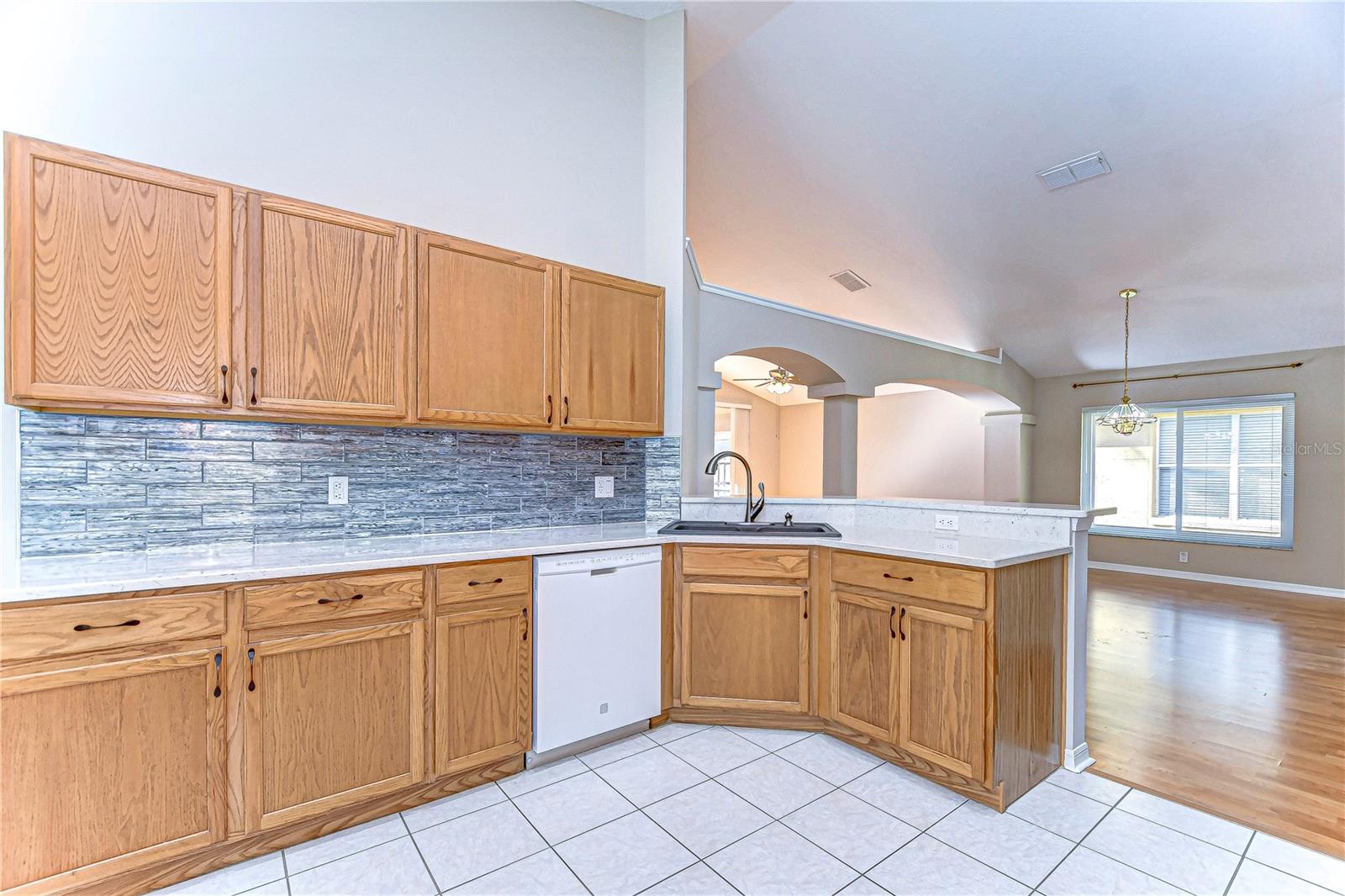 2529 CLARESIDE DR — photo 10