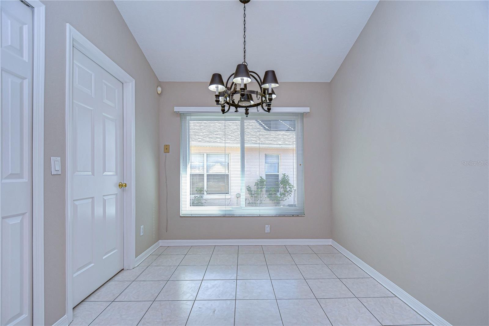 2529 CLARESIDE DR — photo 9