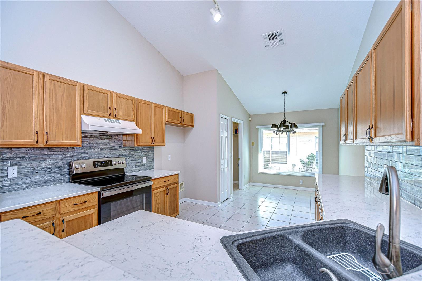 2529 CLARESIDE DR — photo 8