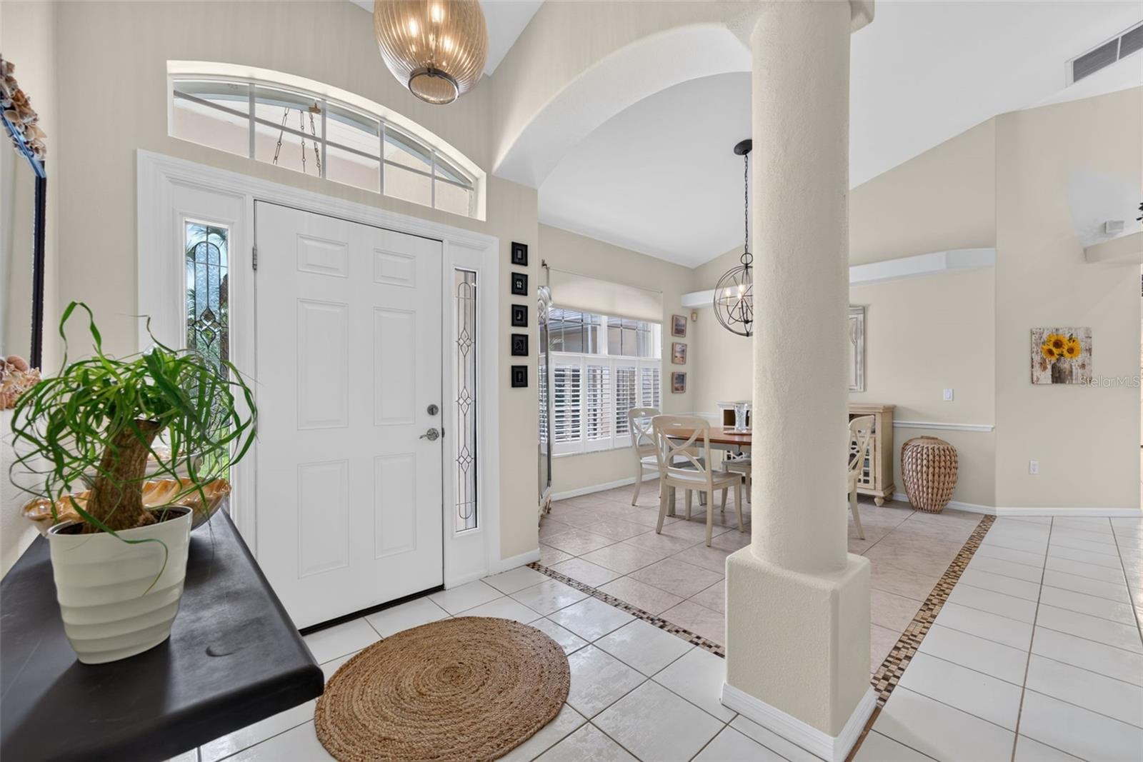 150 N OXFORD DR — photo 10