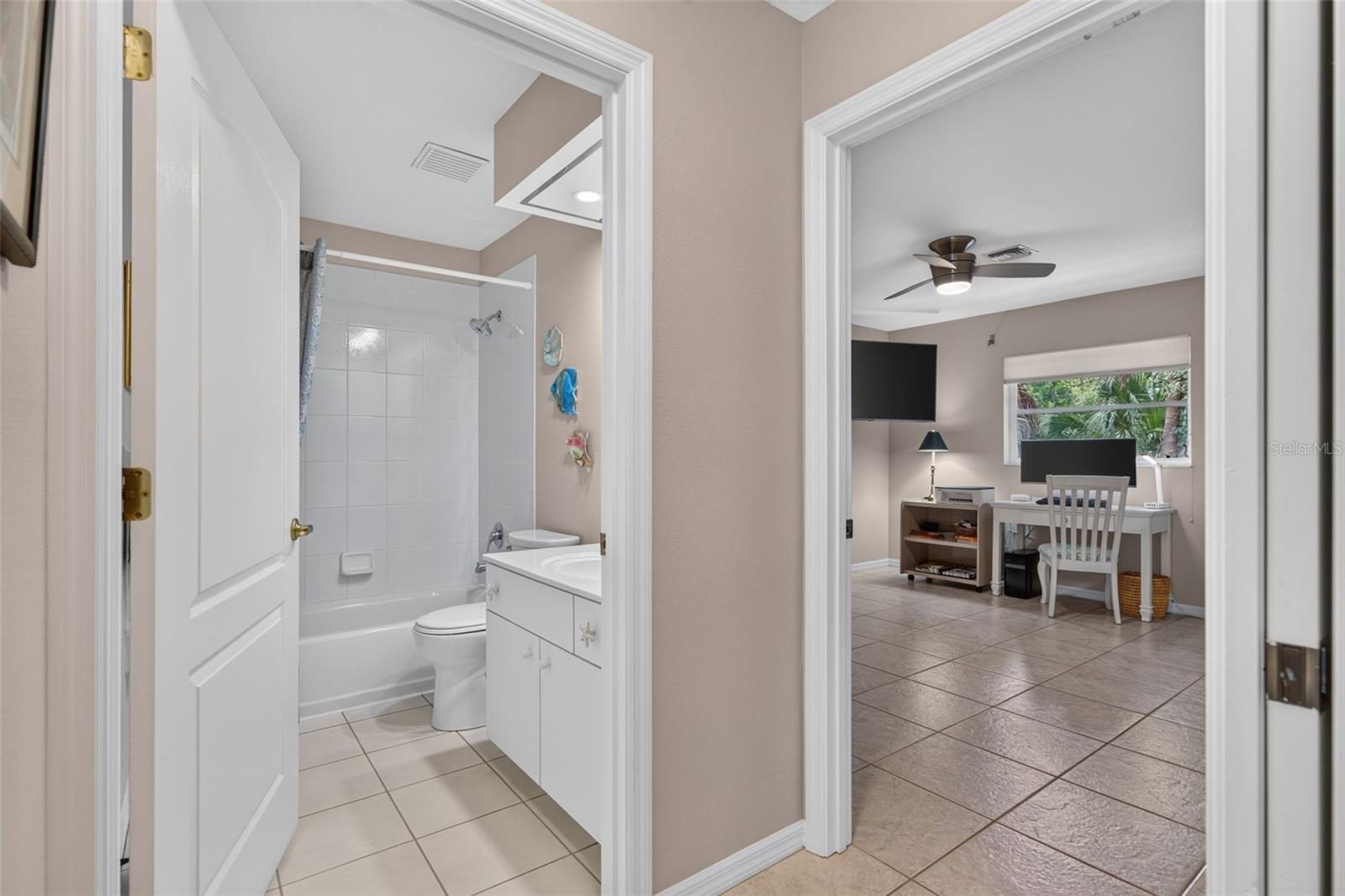 150 N OXFORD DR — photo 64