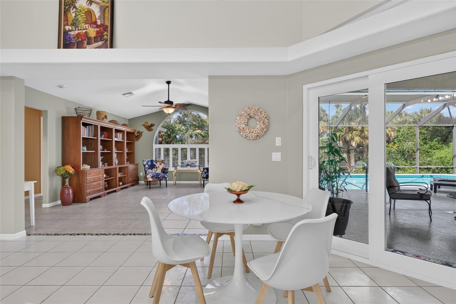 150 N OXFORD DR — photo 20