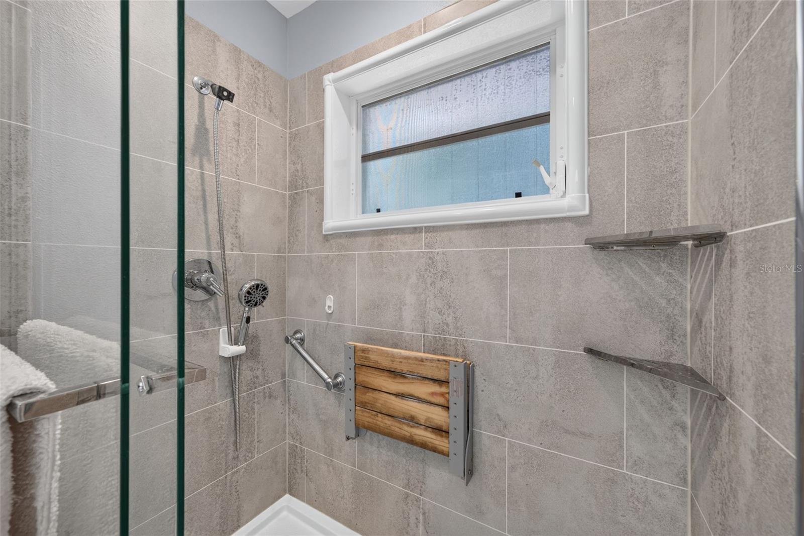 150 N OXFORD DR — photo 56