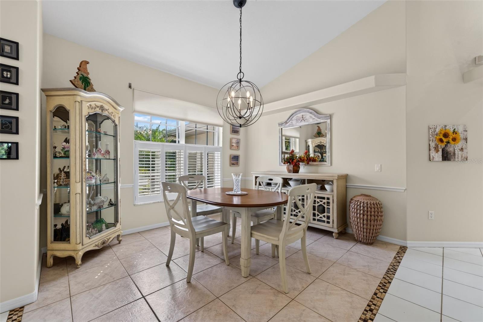 150 N OXFORD DR — photo 11
