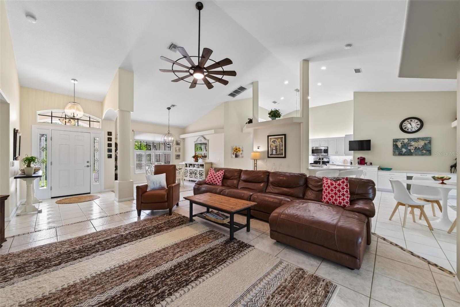 150 N OXFORD DR — photo 17