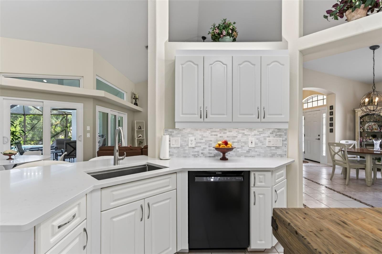 150 N OXFORD DR — photo 28