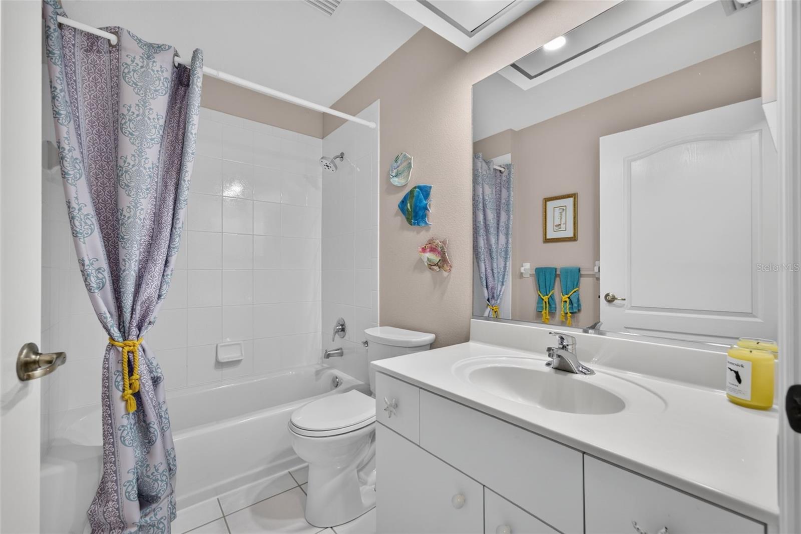 150 N OXFORD DR — photo 65