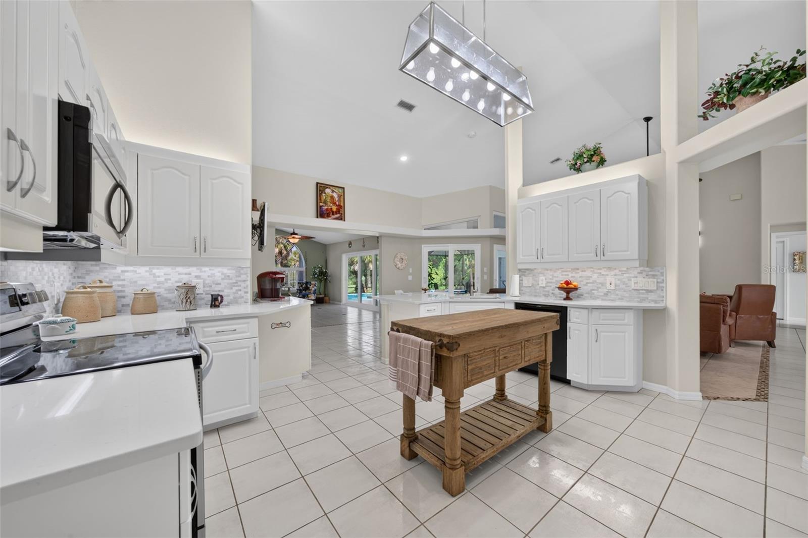 150 N OXFORD DR — photo 30