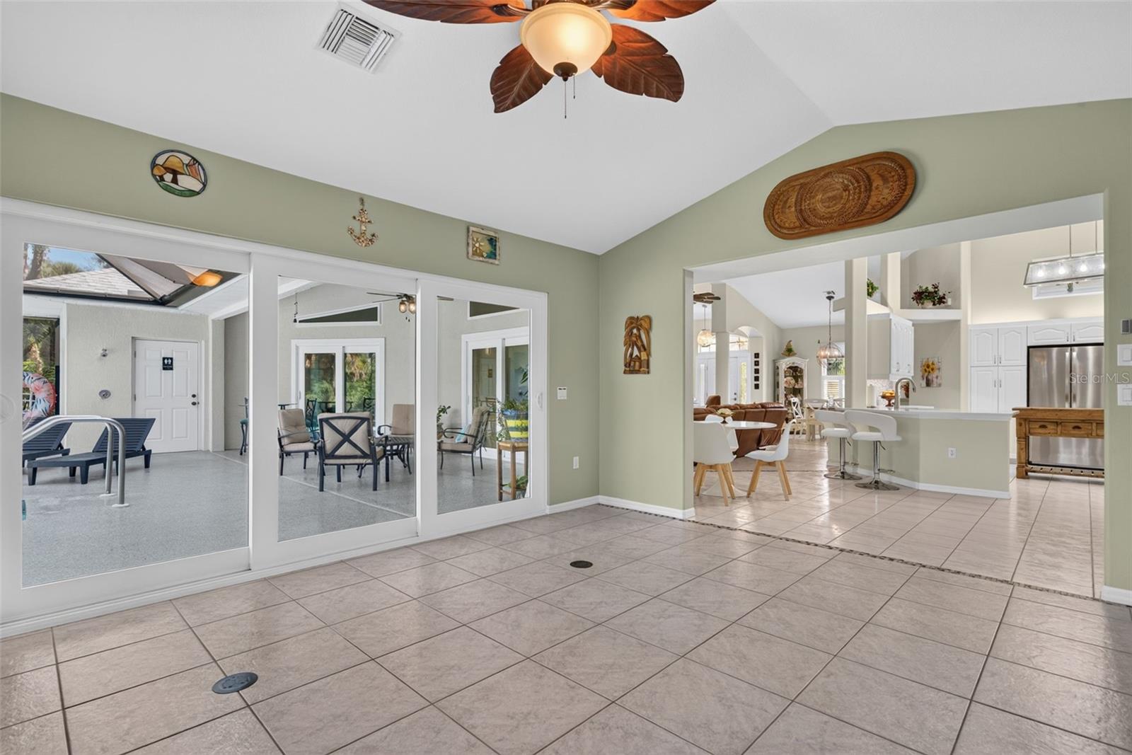 150 N OXFORD DR — photo 36