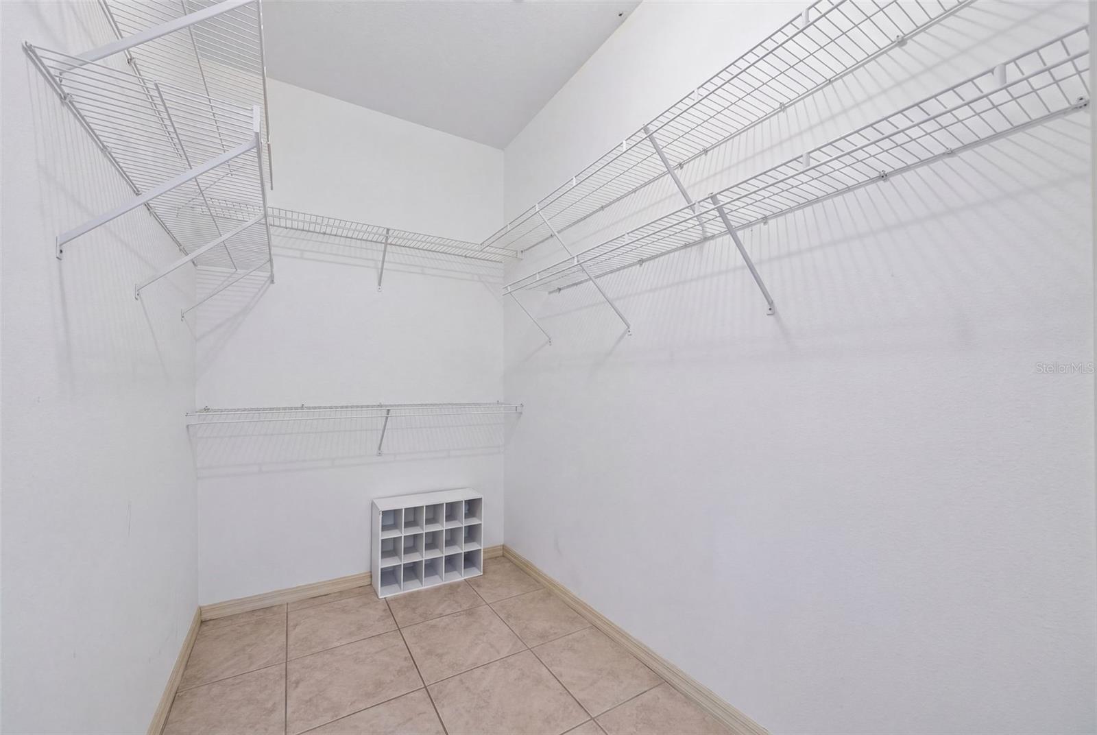 150 N OXFORD DR — photo 44