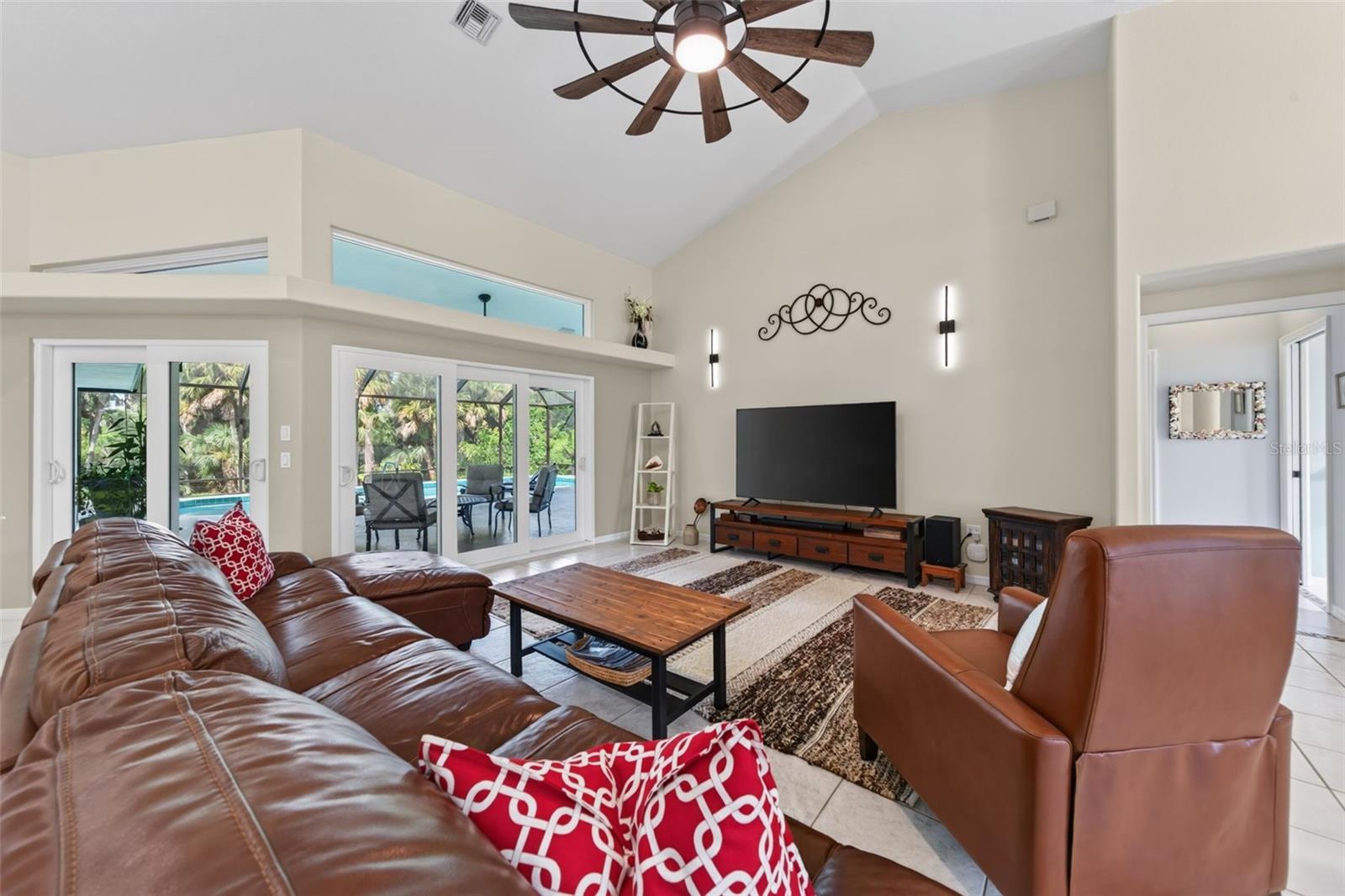 150 N OXFORD DR — photo 14