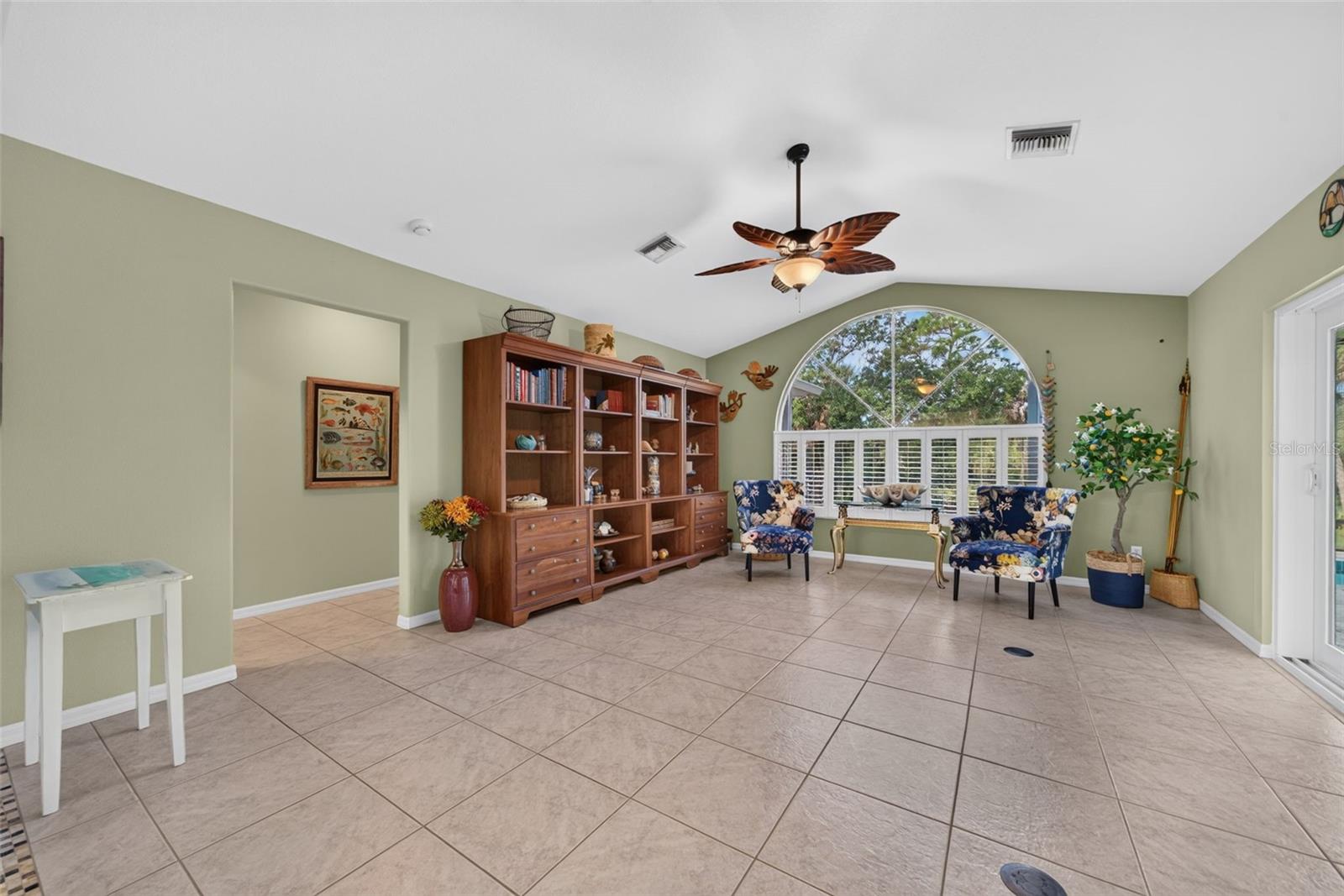 150 N OXFORD DR — photo 33