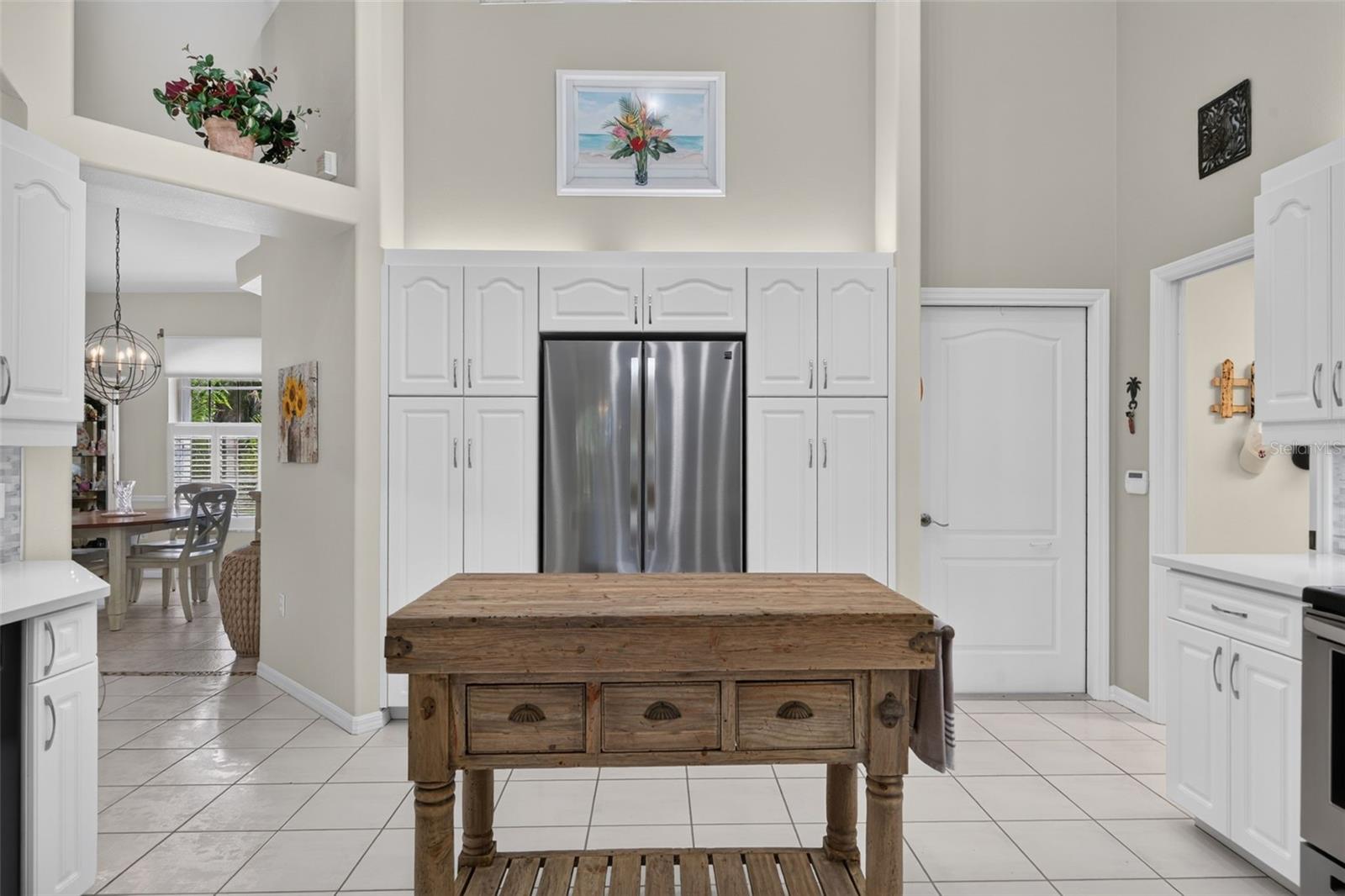 150 N OXFORD DR — photo 26