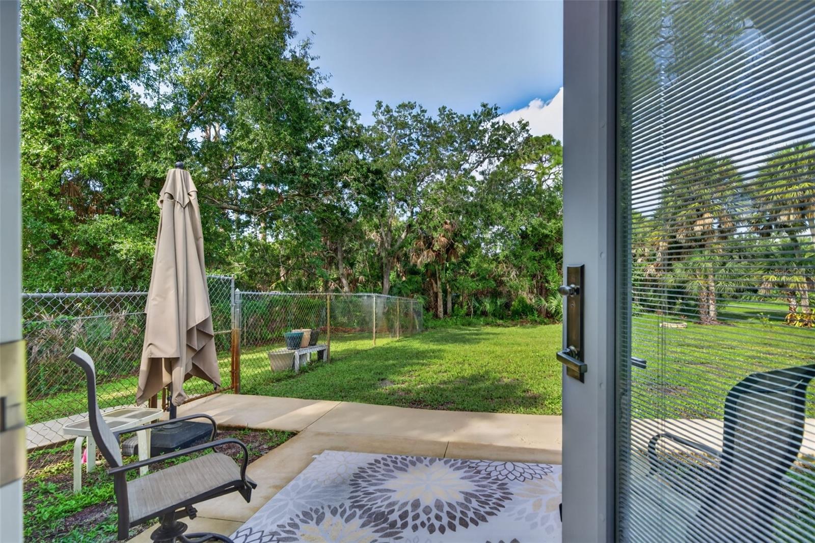 150 N OXFORD DR — photo 59