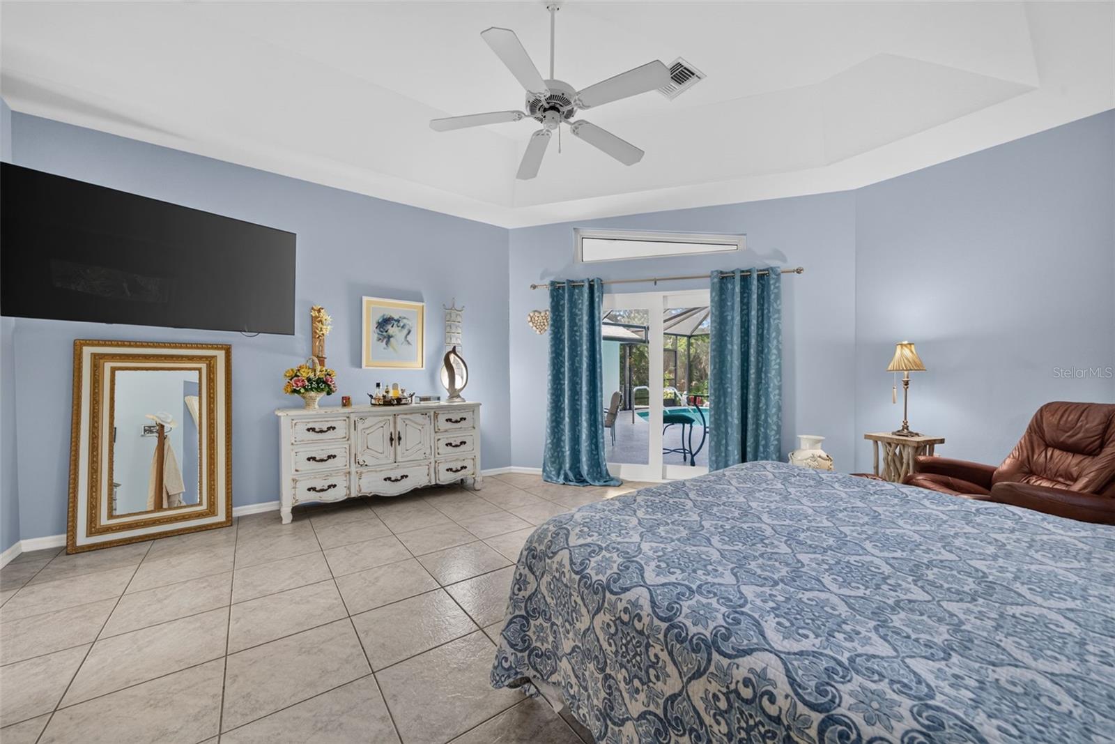 150 N OXFORD DR — photo 40
