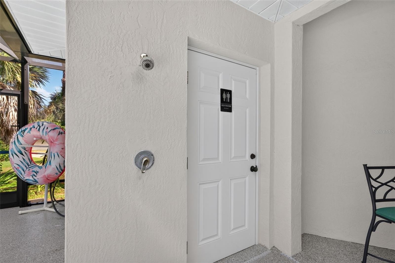 150 N OXFORD DR — photo 74