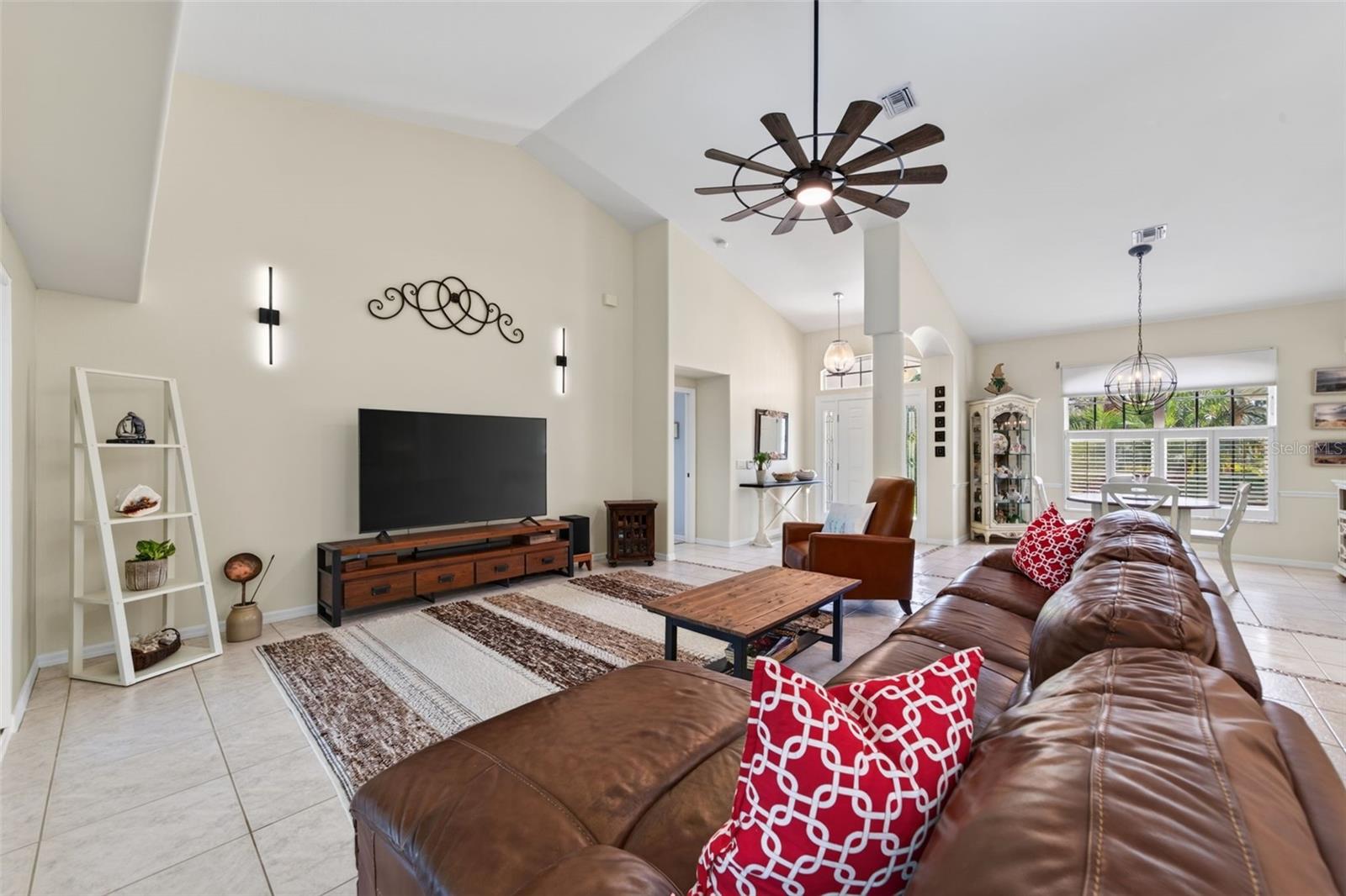 150 N OXFORD DR — photo 16