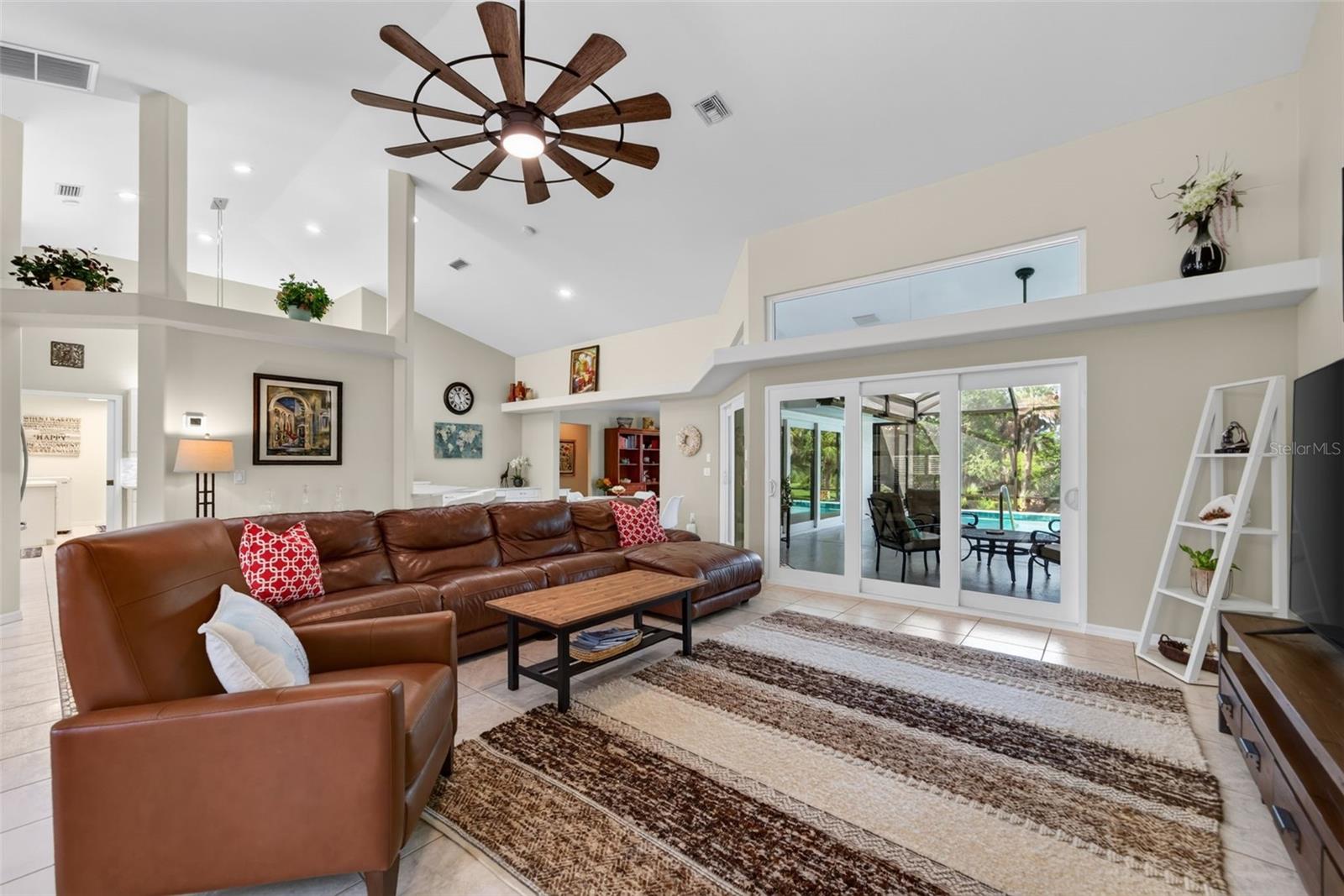 150 N OXFORD DR — photo 18