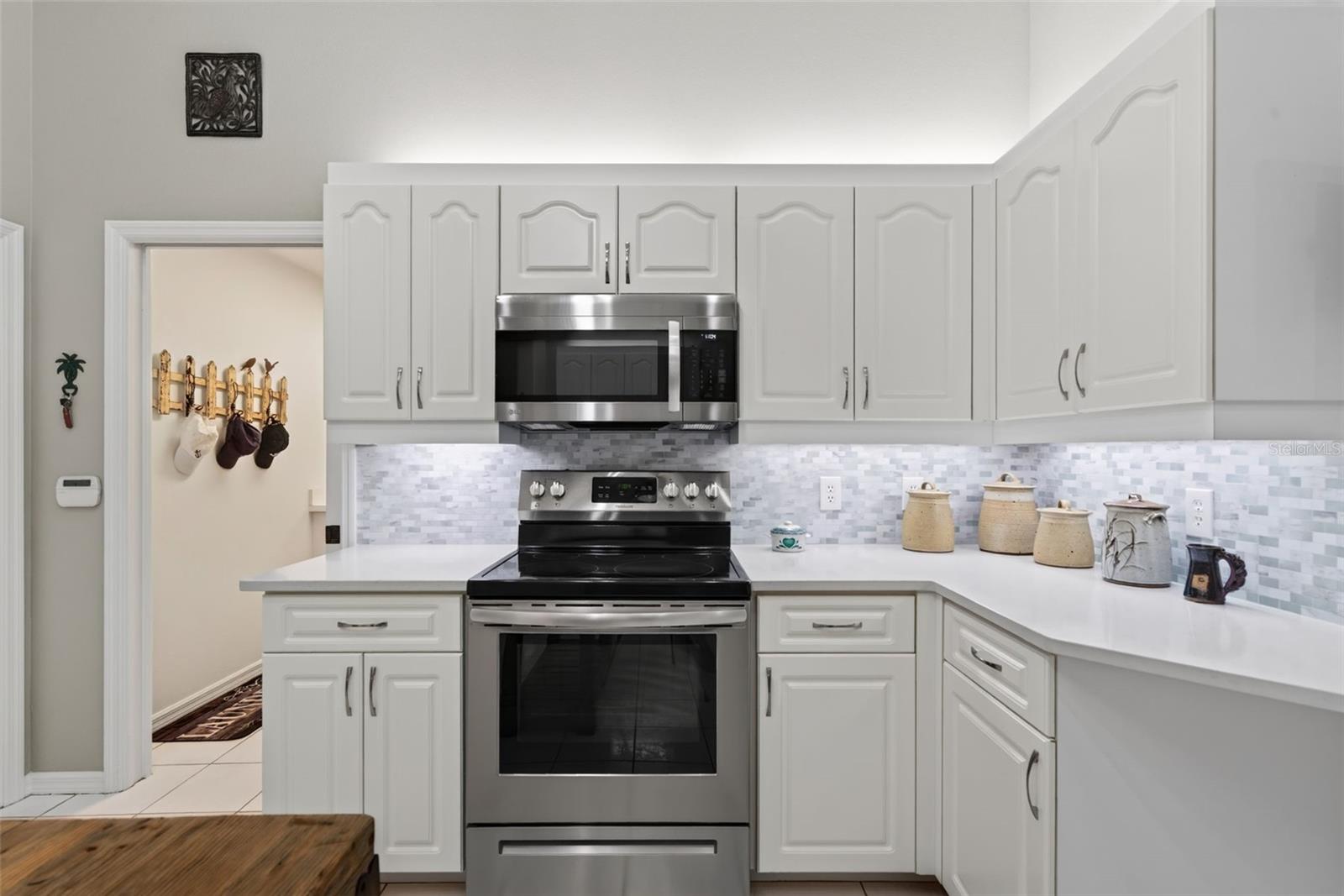 150 N OXFORD DR — photo 27