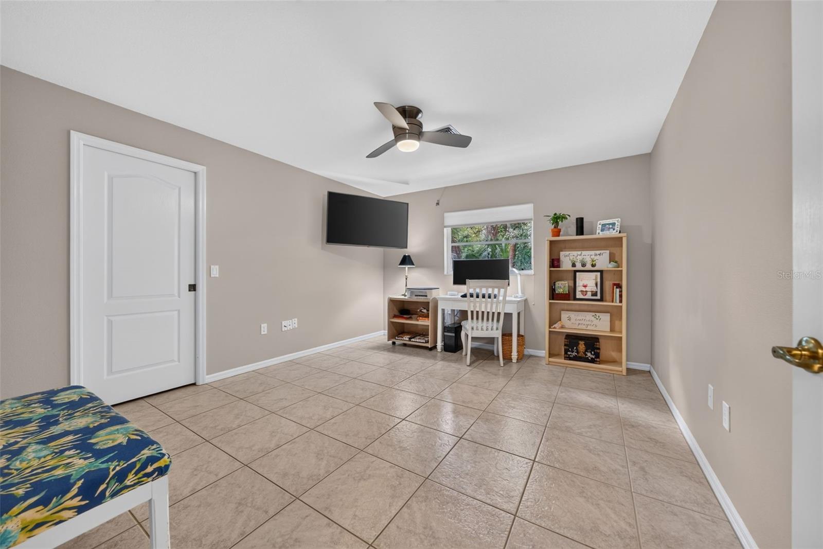 150 N OXFORD DR — photo 60